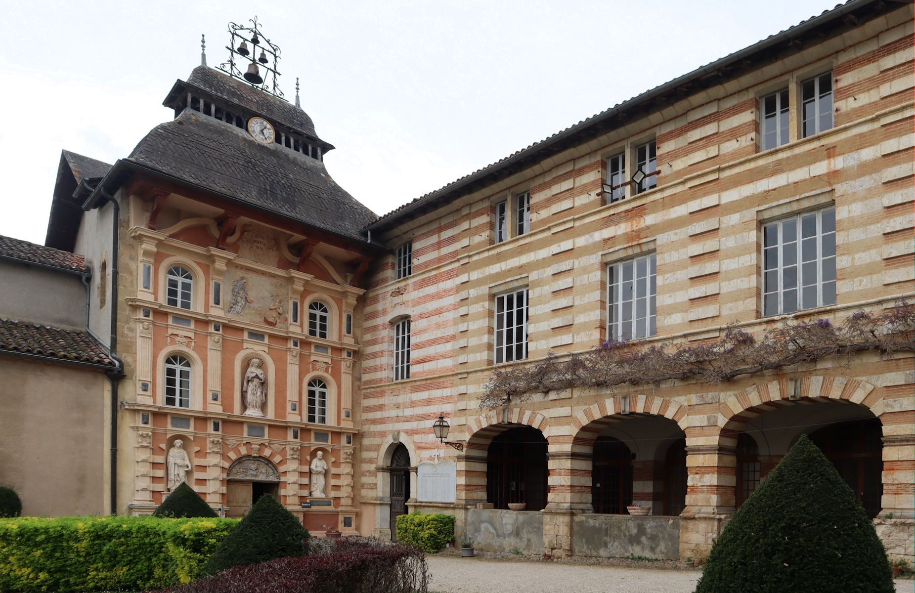 Kapelle (links) und Kloster des Sanktuariums in Garaison