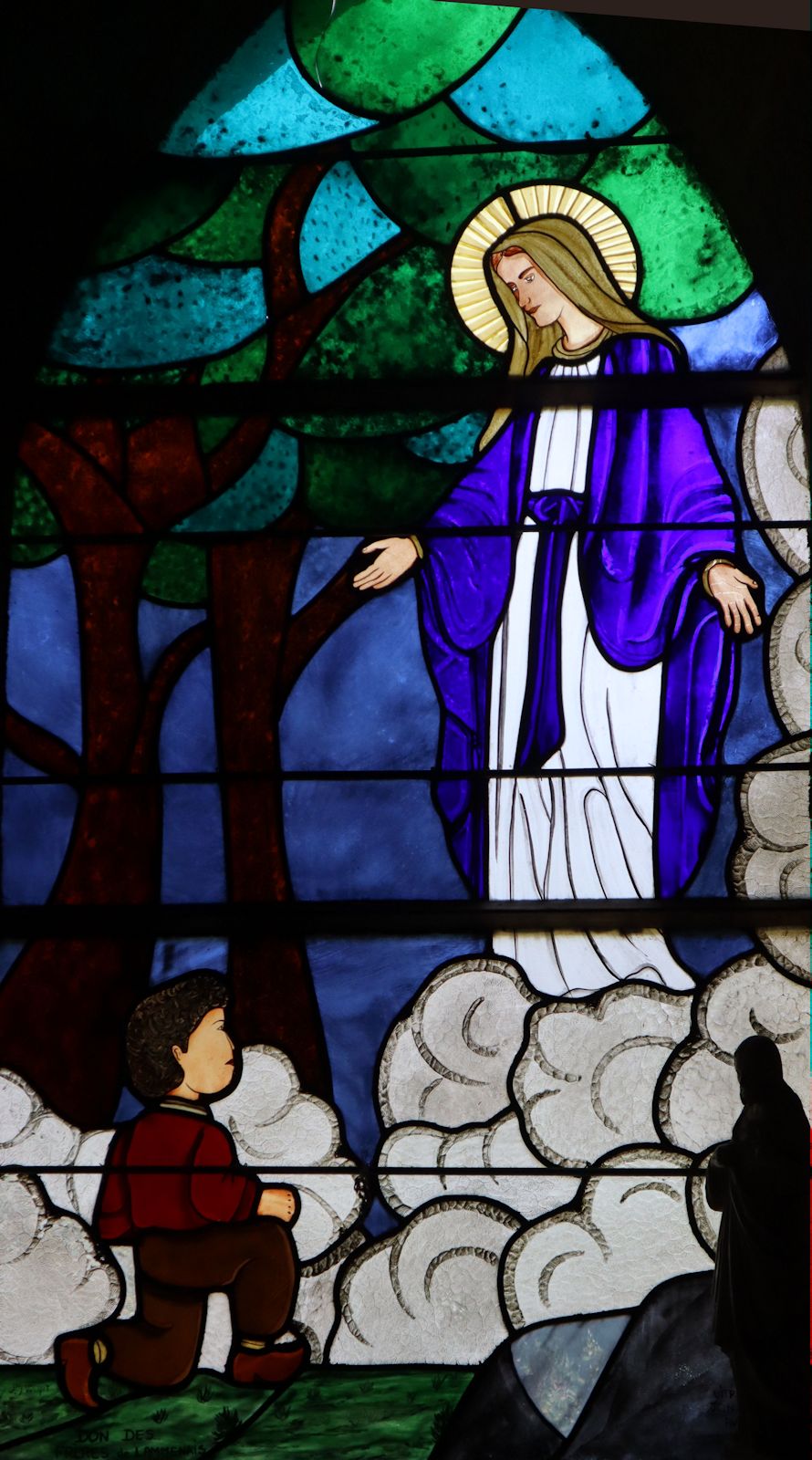 J.C. und N. Lefeuvre: Glasfenster, 1993, in der Kapelle Notre-Dame de Genêts am Kerio genannten Erscheinungsort