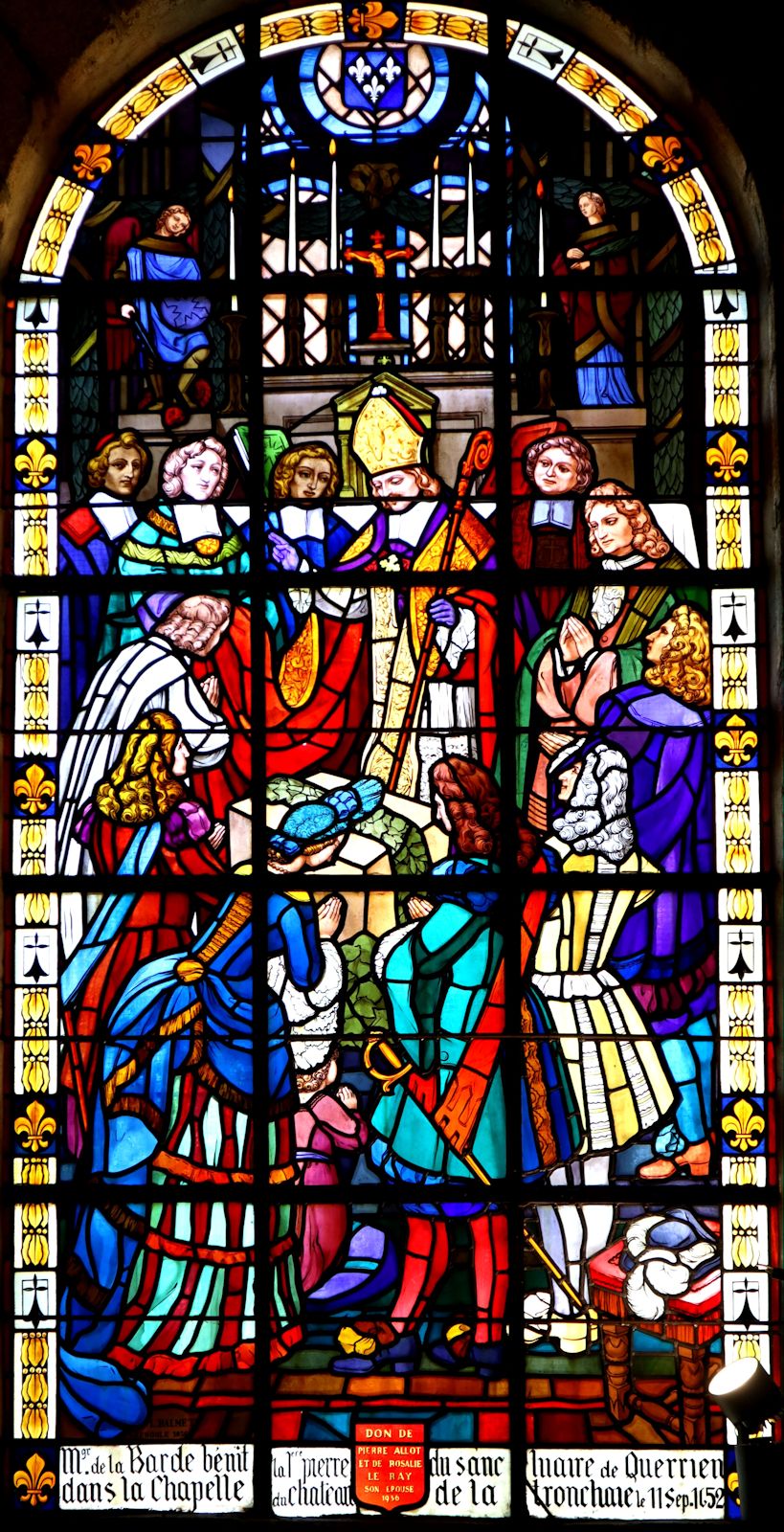 Glasfenster: Bischof Denis de La Barde von Saint-Briec bei der Grundsteinlegung, 1956, in der Kapelle in Querrien