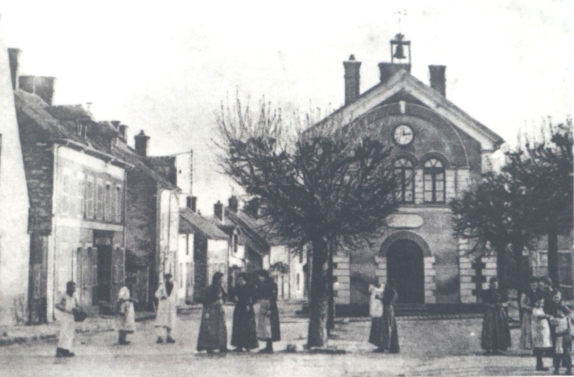 Historisches Foto der Schule in Samois-sur-Seine. Das Gebäude ist heute das Rathaus der Gemeinde, das Foto stamt von der Infotafel vor dem Haus.