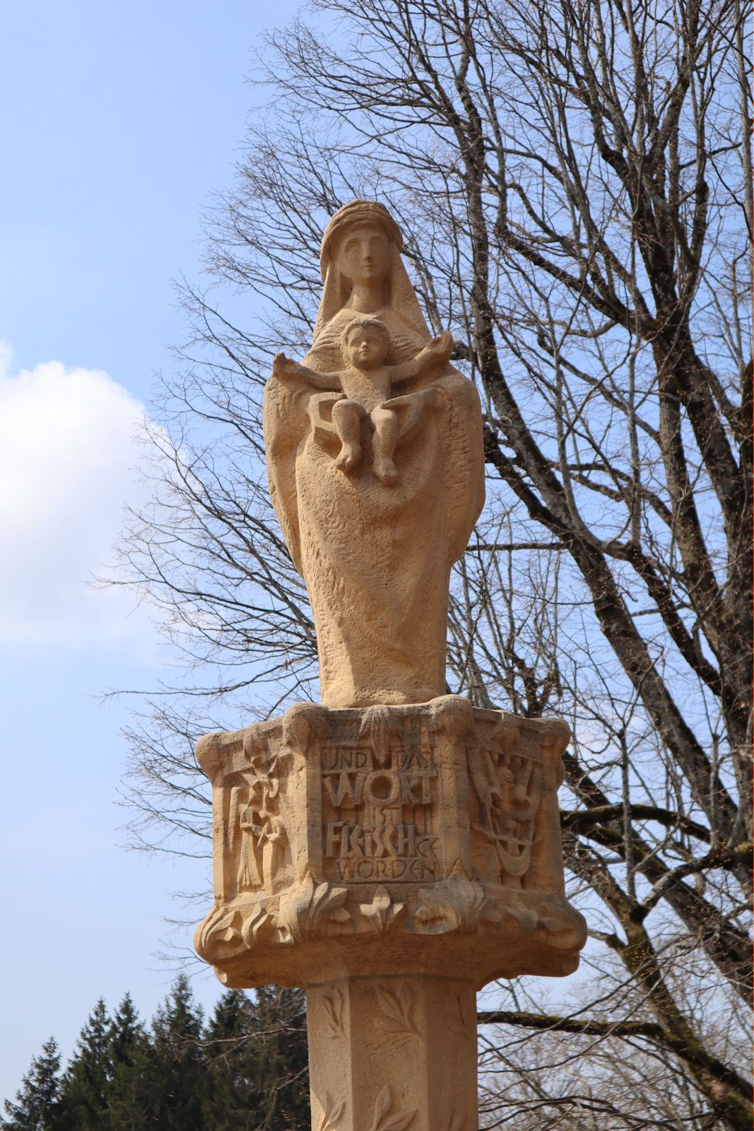 Mariensäule am Wallfahrtsort nahe St. Peter, um 1970 von Sepp Jakob, dem Leiter der Bauhütte des Münsters in Freiburg gestaltet