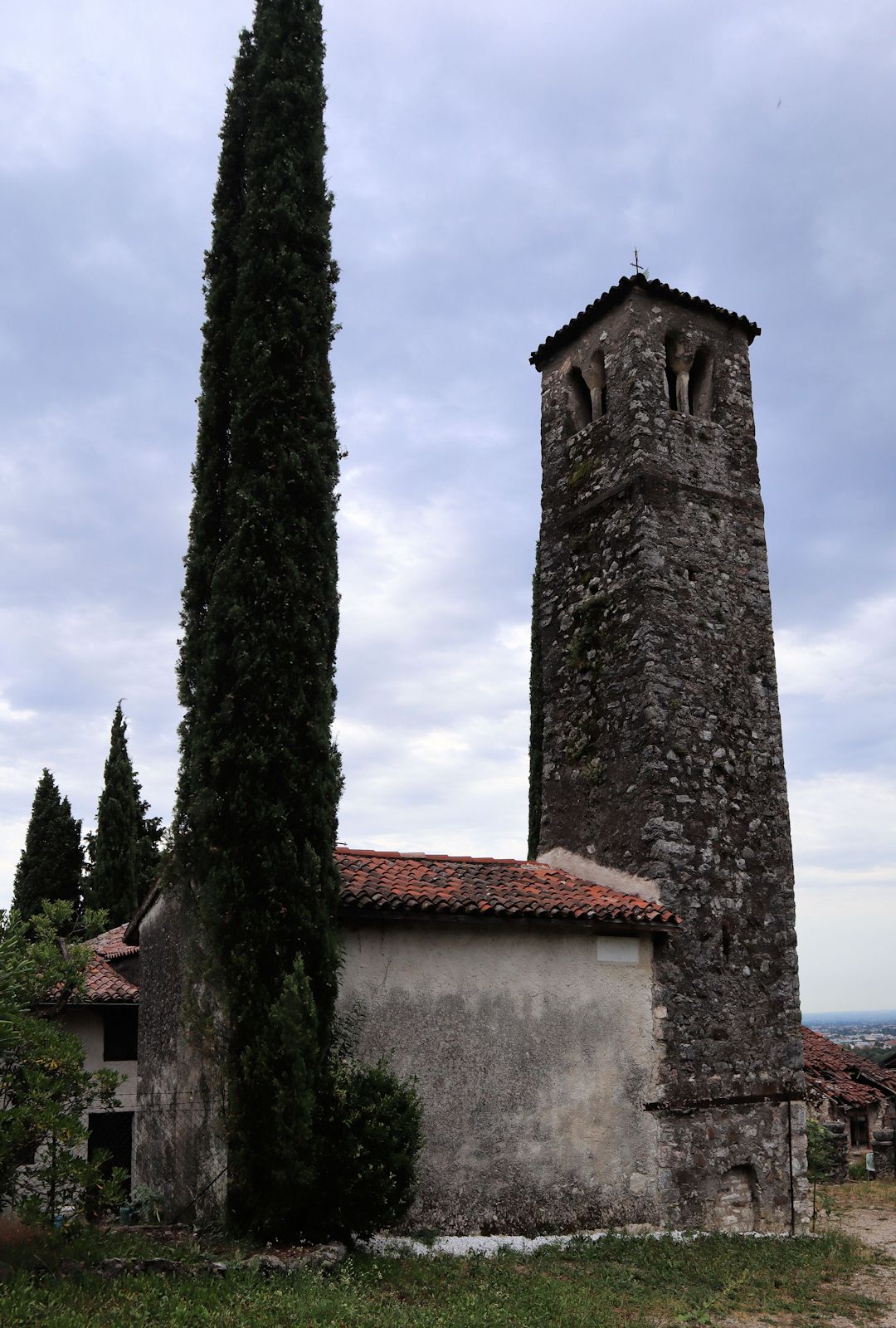 Turm und Mesnerhaus an der Kirche San Martino in Schio