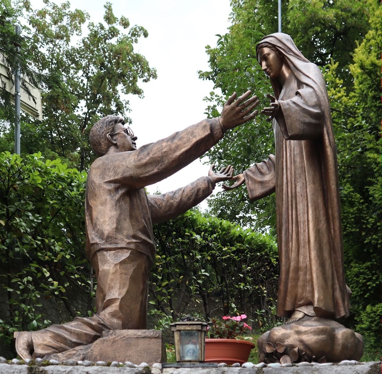 Bronzeplastik am Gebetszentrum nahe der Kirche St. Martin in Schio