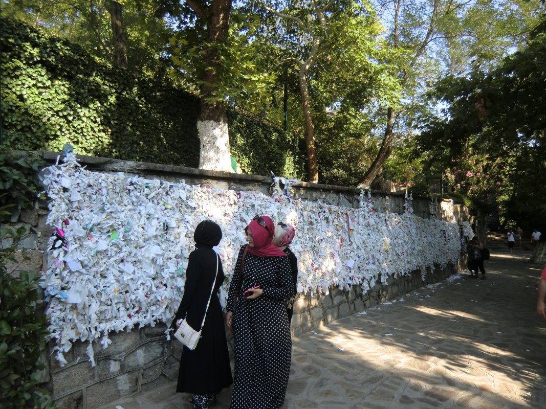 Unterhalb des Marienhaus haben Muslime diese Wand für Gebetsbitten errichtet