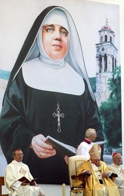 Papst Johannes Paul II. vor dem großen Bild Marijas bei der Seligsprechung in Dubrovnik