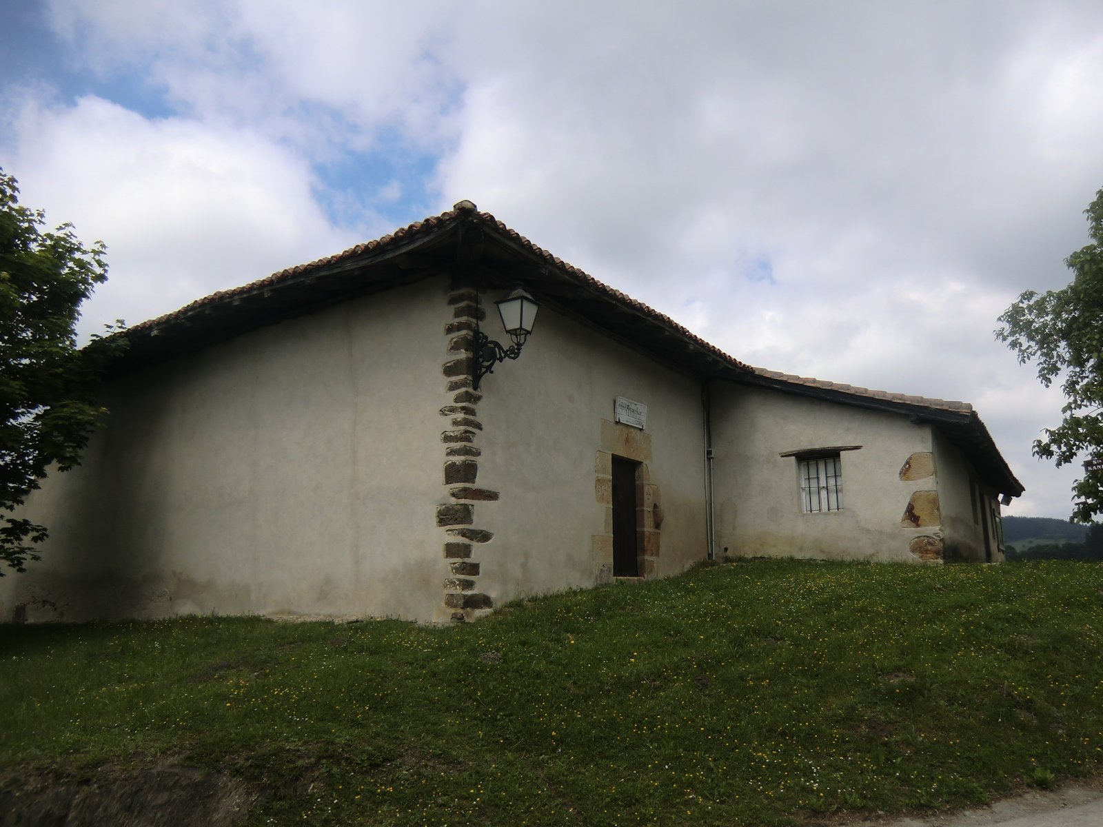 Marina geweihte Kapelle im Bergdorf Ezkio im Baskenland