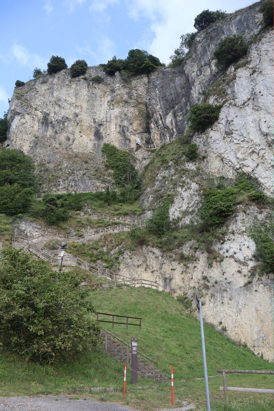 Fels mit Aufgang zu Marinus' Höhle