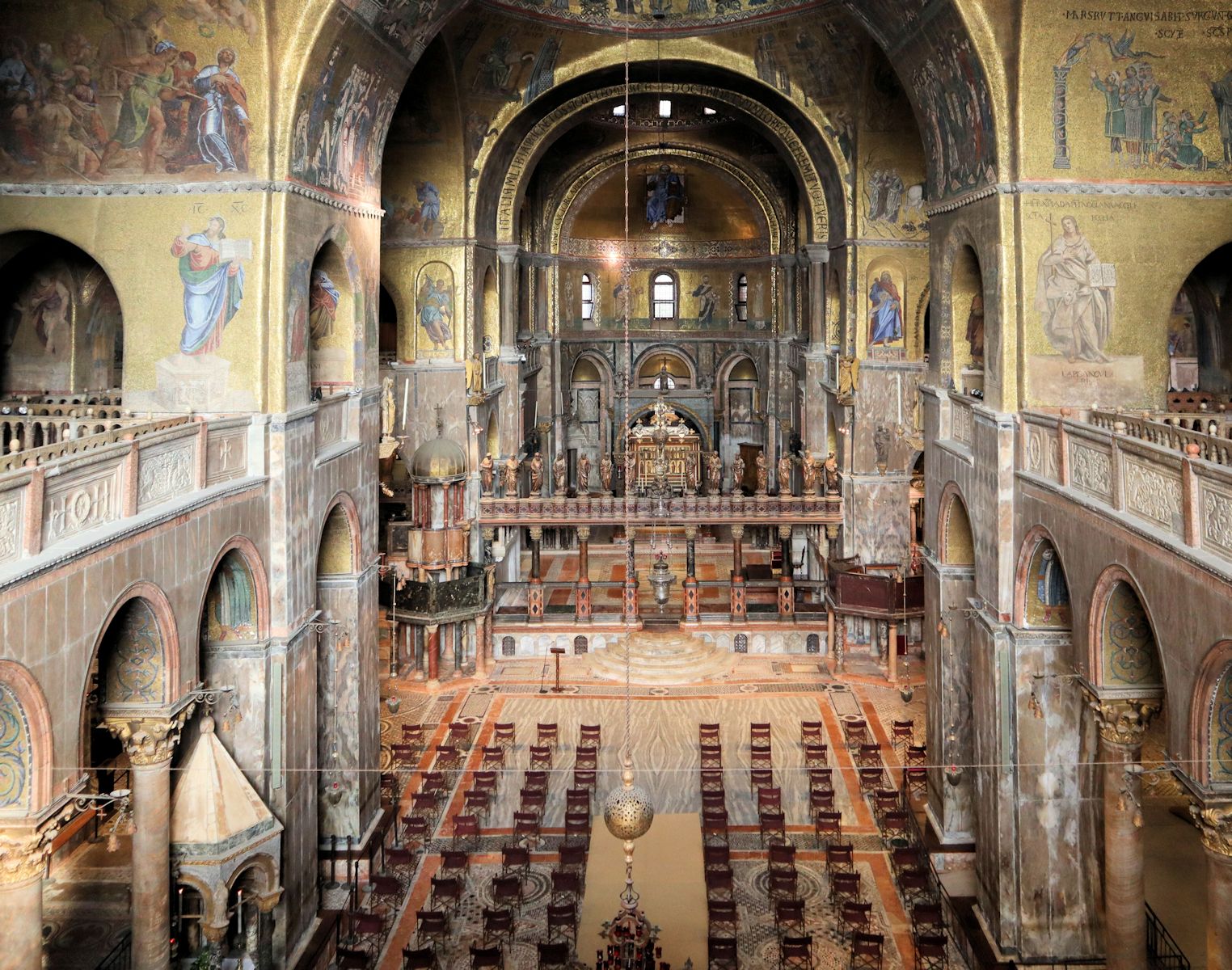 Blick in den Dom San Marco in Venedig; die Markusreliquien liegen unter dem Balsachin hinter der Ikonostase