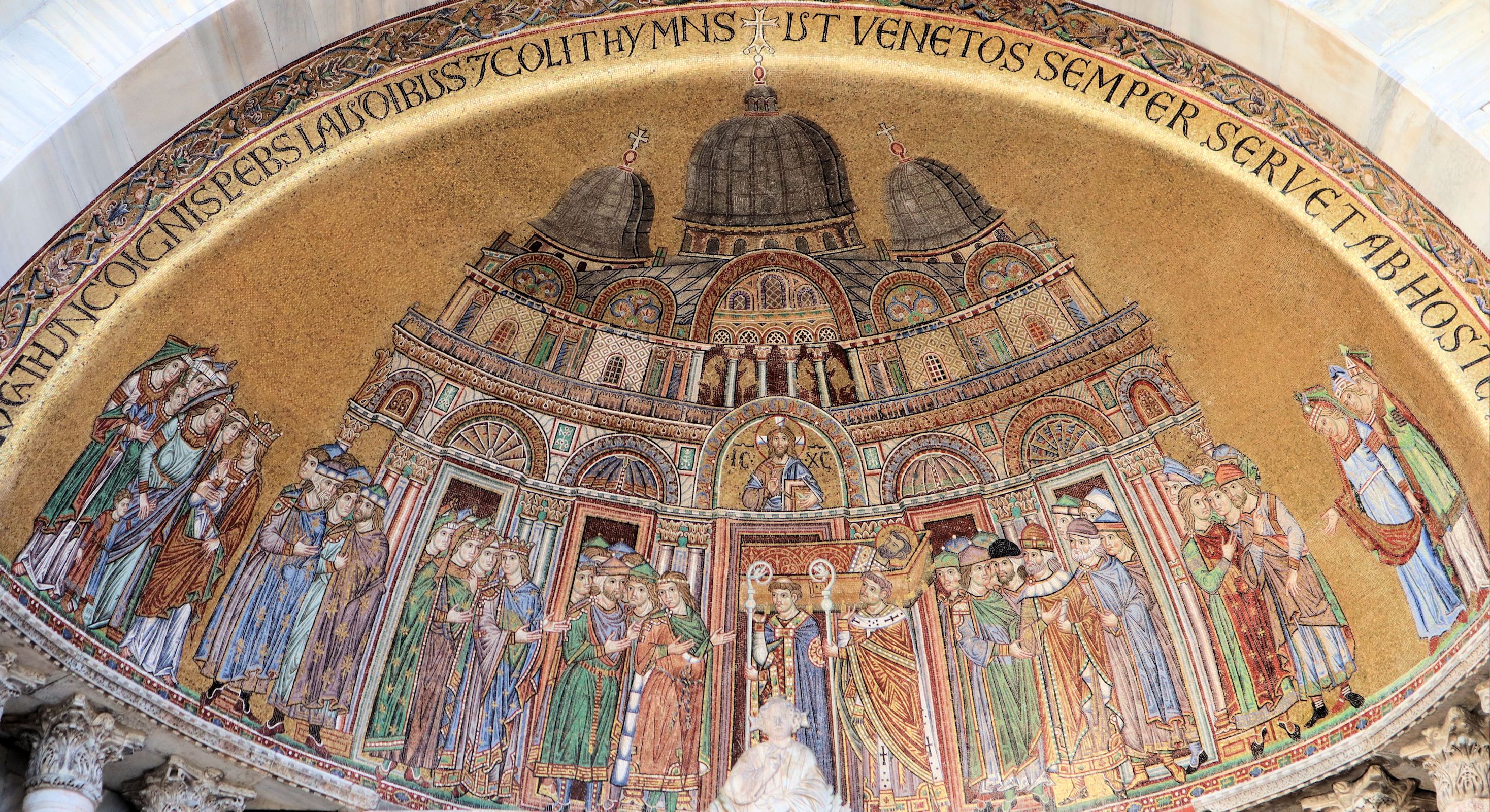 Mosaik: Die Übertragung der Markusreliquien nach Venedig mit Darstellung des Markusdomes in damaliger Gestalt, um 1265, über dem linken Haupttorm des Domes San Marco in Venedig