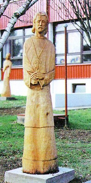 Skulptur im 'Bibelgarten des Friedens' in der Grundschule in Kalnik in Kroatien