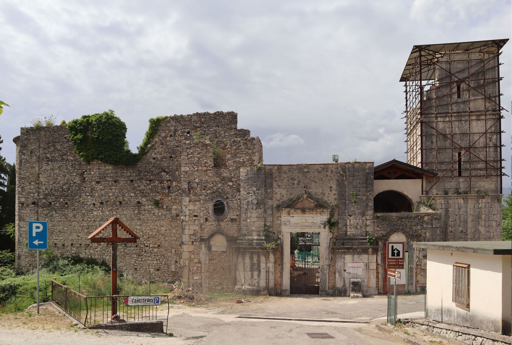 Ruinen der ehemaligen Stiftskirche und Markus-Kapelle in Atina