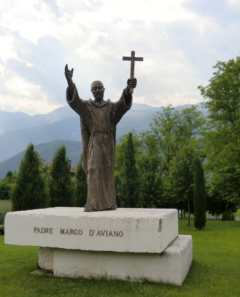 Giuseppe Gatto: Bronzestatue, 2002, am Pilgerzentrum in Vilotta d'Aviano