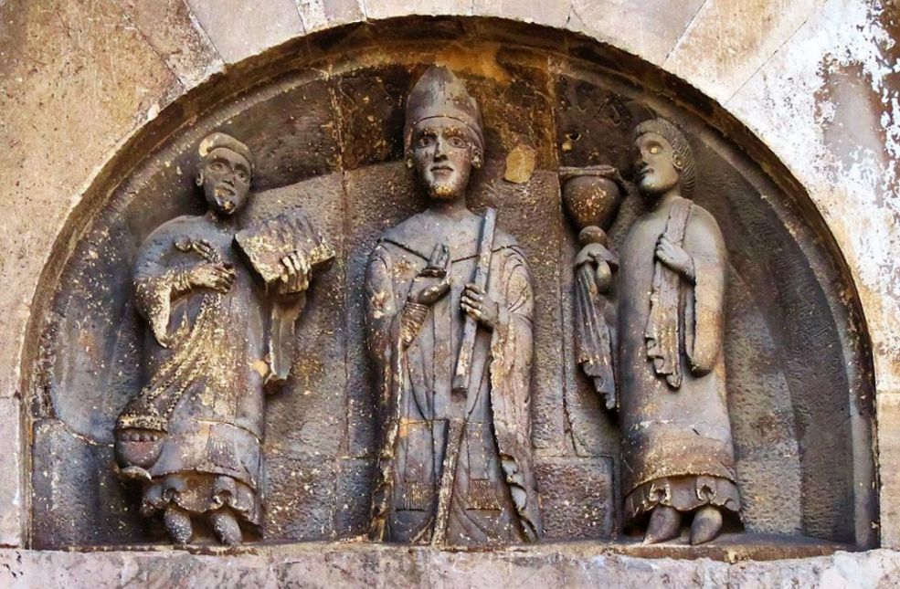 Markus zwischen zwei Diakonen, Relief über dem Eingang der ihm geweihten Kapelle an der Kathedrale in Bovino