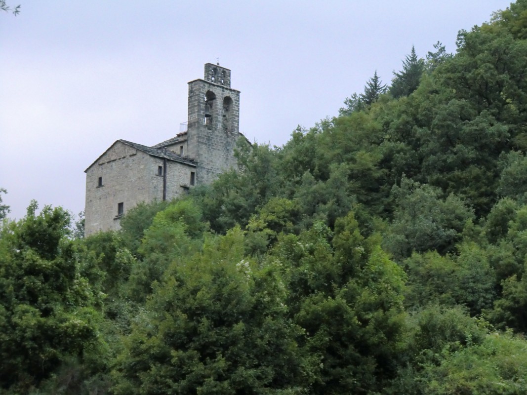Kirche Santa Maria in Lapide - Heilige Maria im Stein - unweit des ehemaligen Franziskanerklosters von Montegallo, beide mitten im Wald unterhalb des fast 2500 m hohen Monte Vettore