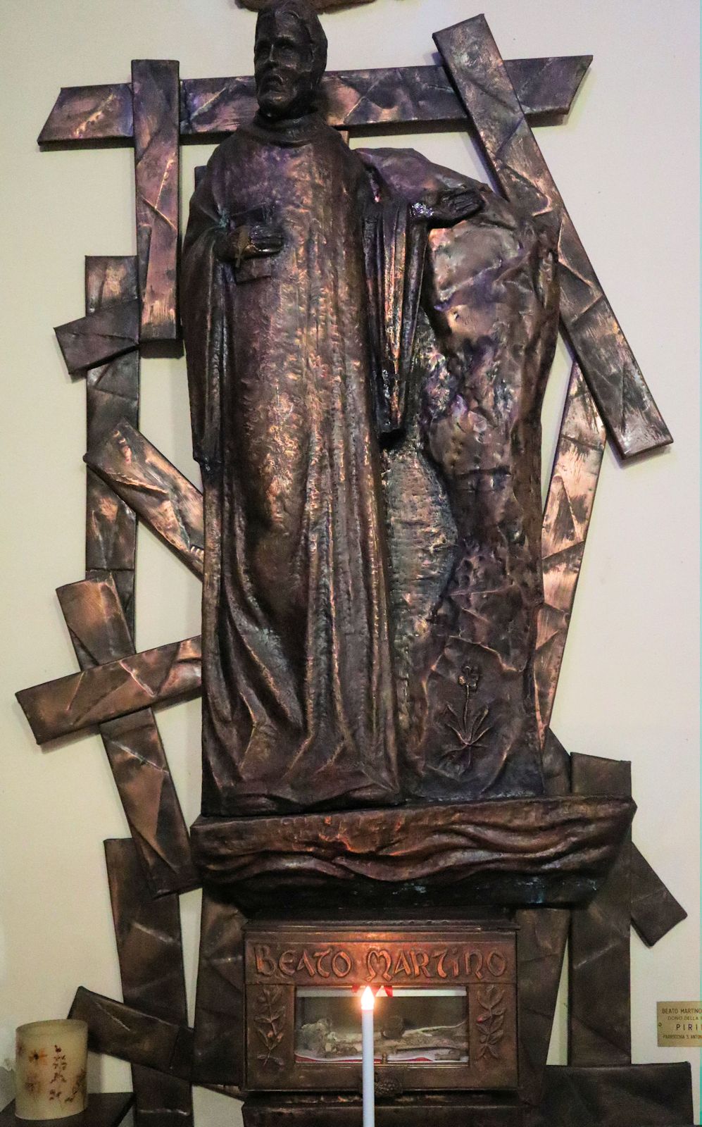 Statue, 2001, und Reliquie in der Kirche Sant’Antonio Abate in Pegli