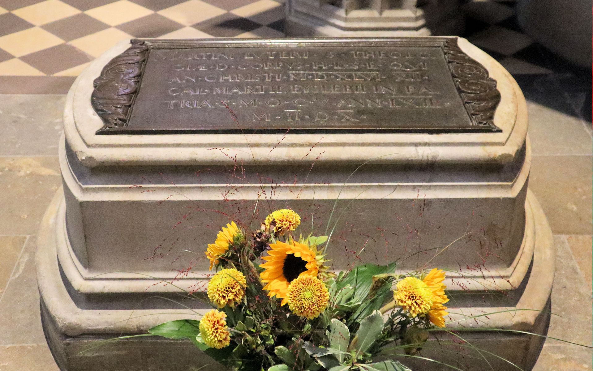 Luthers Grab unter der Kanzel in der Schlosskirche in Wittenberg