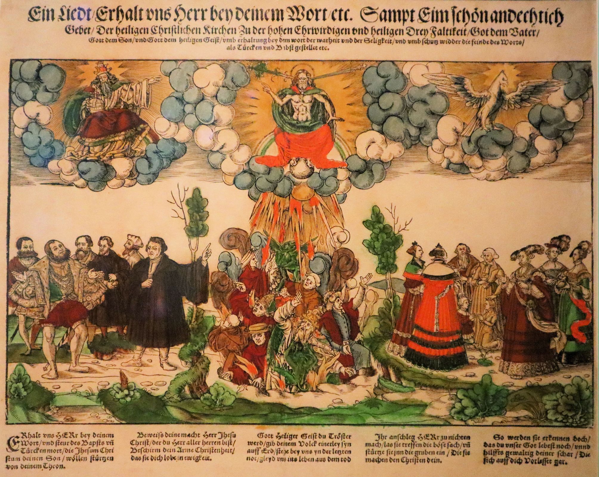 Pancratius Kempf: Christus als Weltenrichter: der katholische Klerus wird in die Hölle gestürzt, links Luther, Jan Hus, >Philipp Melanchthon, der Reformator Caspar Cruciger der Ältere, Kurfürst Johann Friedrich von Sachsen und Landgraf Philipp I. von Hessen, rechts Frauen und Fürstinnen, kolorierter Holzschnitt, um 1548 im Lutherhaus in Wittenberg