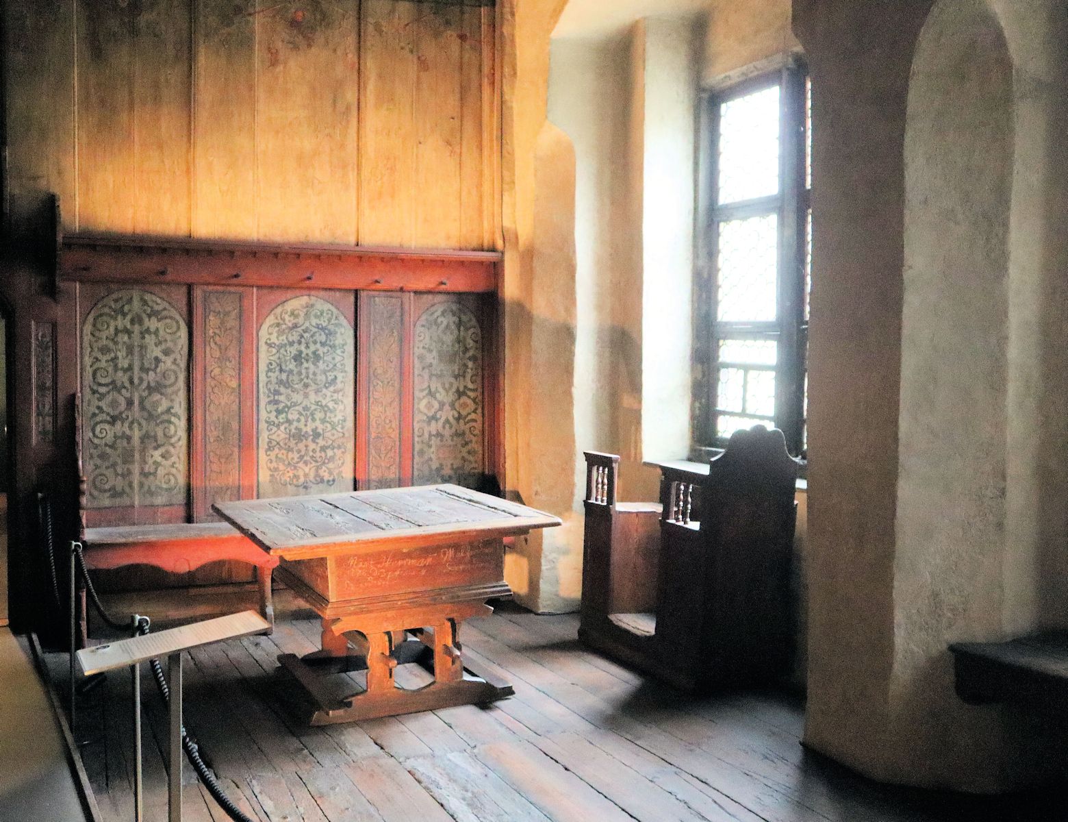 „Lutherstube”, 1535 auf Initiative von Katharina von Bora in den großen Raum des Augustinerklosters eingebaut, der Ort von Luthers Tischgesprächen, schon ab Luthers Tod zentraler Ort für die Erinnerung an ihn, im Lutherhaus in Wittenberg