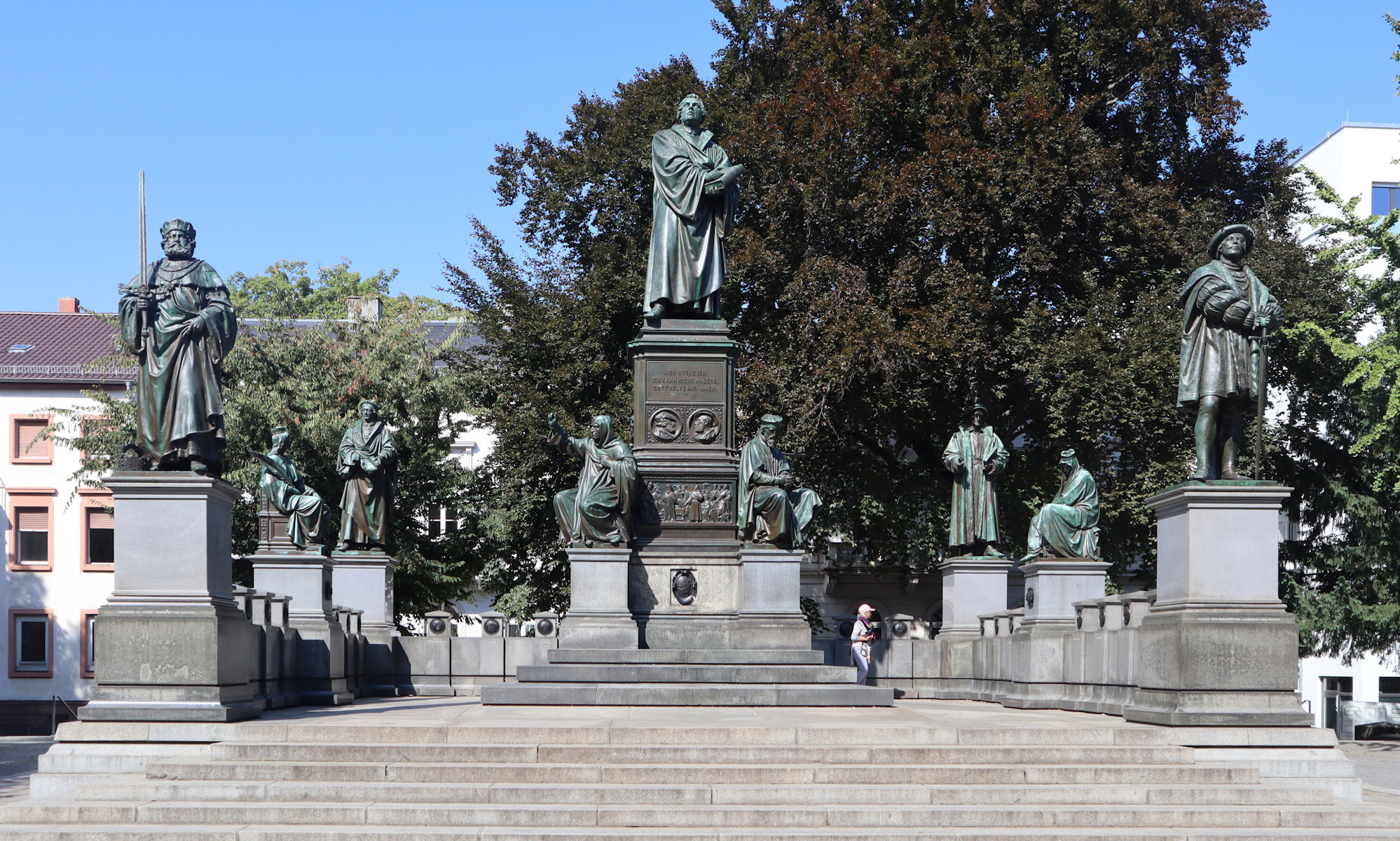 Ernst Rietschel u. a.: Lutherdenkmal in Worms, 1868: Martin Luther (Mitte) mit Friedrich III. „dem Weisen” (links vorne), == Johannes Reuchlin (links hinten), Philipp Melanchthon (rechts hinten) und Philipp I. von Hessen (rechts vorne)