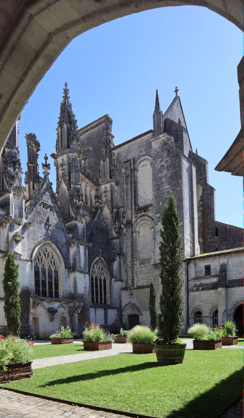 Kreuzgang und Querschiff der Kathedrale in Saintes