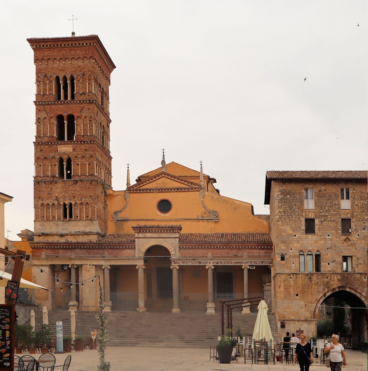 Kathedrale in Terracina, erbaut am Rand des einstigen römischen Forums
