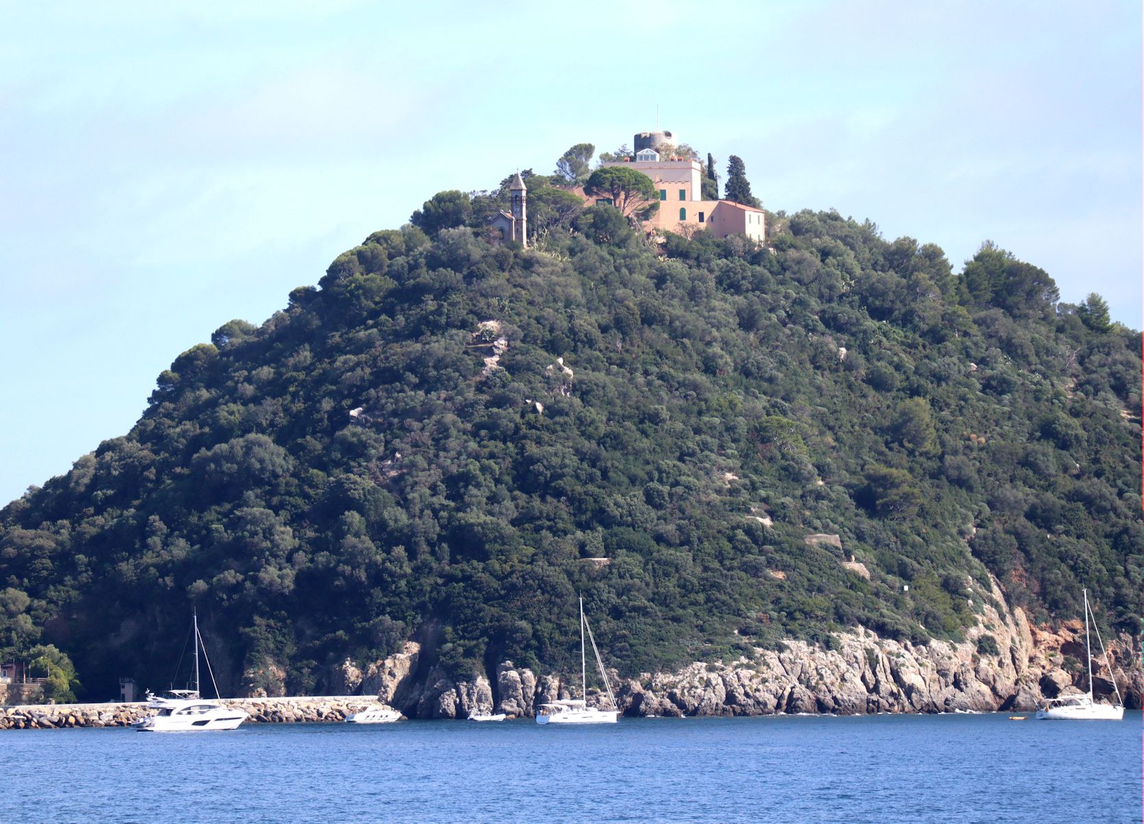Insel Gallinara mit der Kirche an der Stelle von Martins Einsiedelei