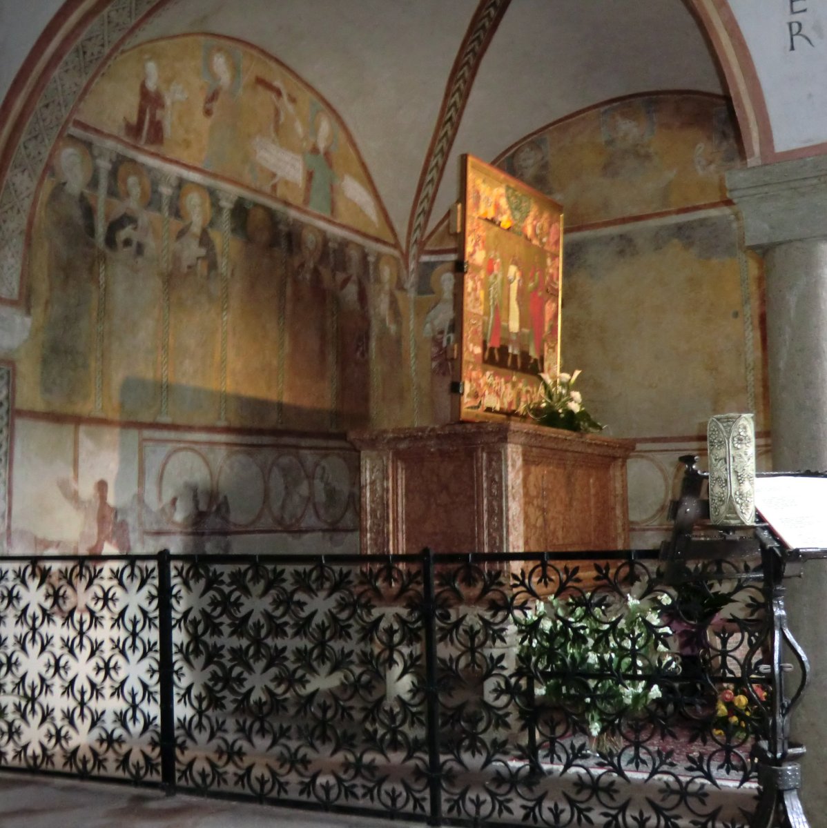 Sarkophag, 1472 in der Seitenkapelle der Kirche der Märtyrer vom Nonsberg in Sanzeno