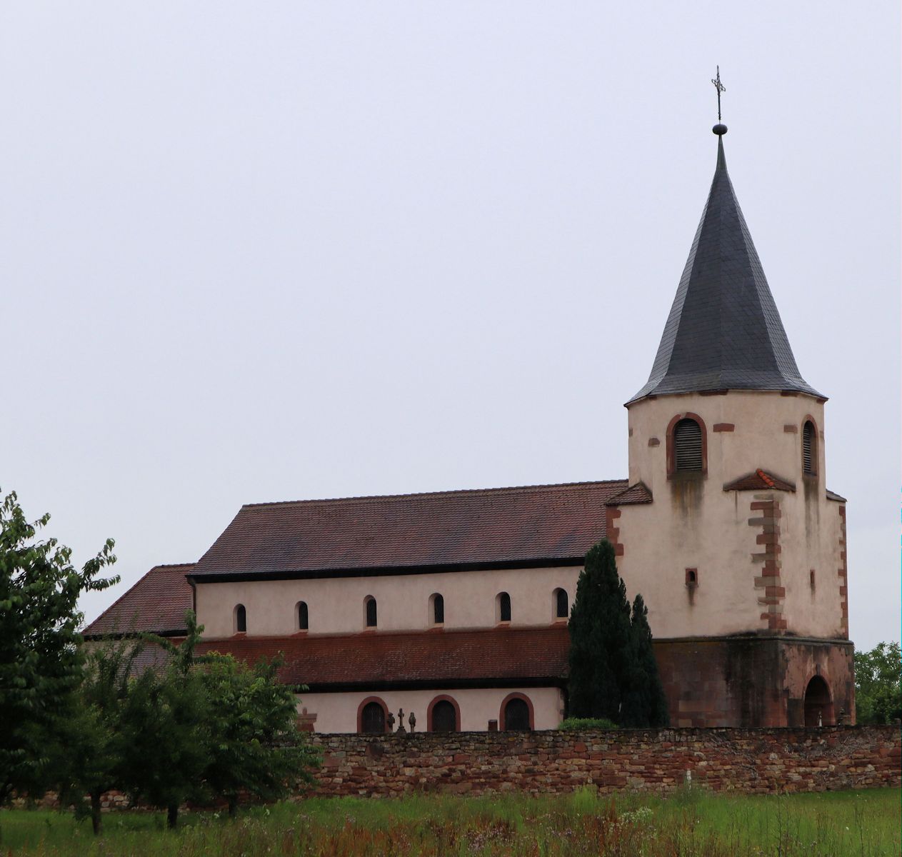 Kirche Dompeter nahe Avolsheim, die im Kern älteste Kirche des Elsass aus dem 6./7. Jahrhundert
