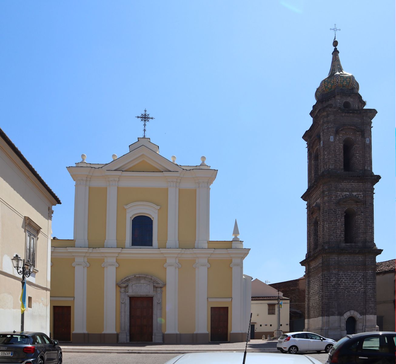 Erzpriesterkirche San Prisco und rechts daneben die Matrona geweihte Kapelle in San Prisco bei Caserta