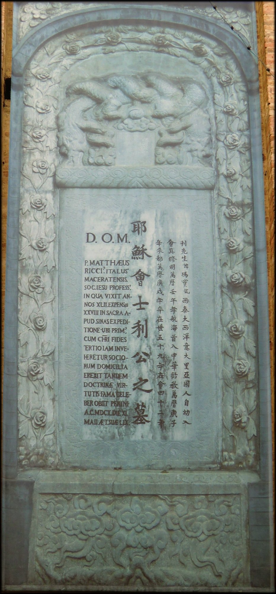Riccis Grab in Peking, abgebildet aus Anlass der Feierlichkeiten zum 400. Todestag am Dom in Macerata