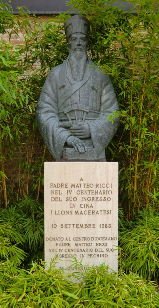 Denkmal vor dem Dom in Macerata
