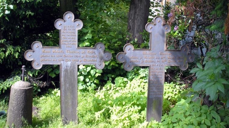 Matthias Claudius Grab (rechts) neben dem seiner Frau Rebecka in Wandsbek