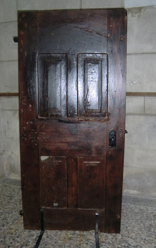 In der katholischen Kirche in Vernoux-en-Vivarais erinnert eine Gefängnistür - allerdings nicht an Matthias Desubas, sondern an den Ortspfarrer der Jahre 1938 bis 1952, der im KZ in Dachau gefangen war