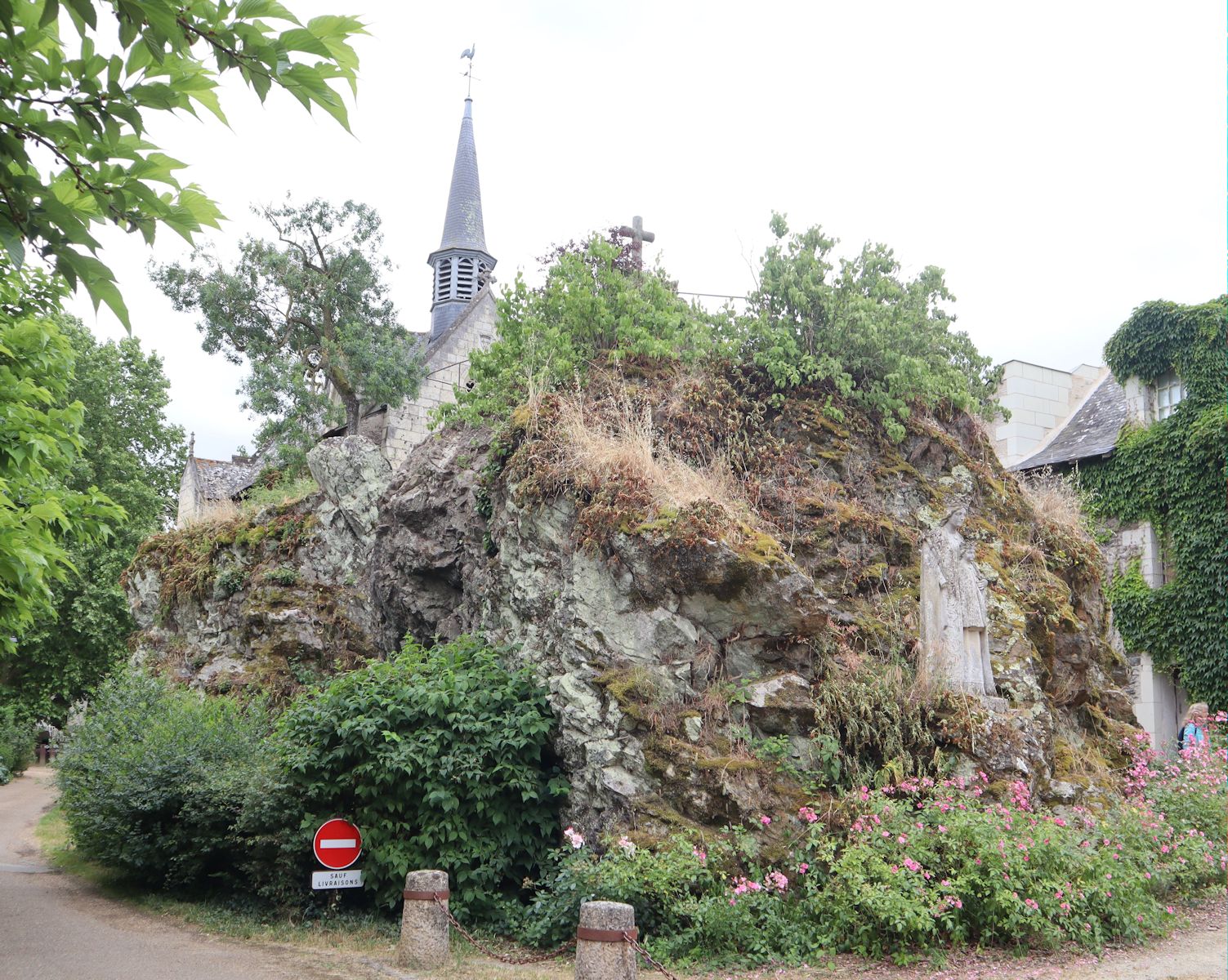 Fels mit Marienstatue, im Hintergrund die Kapelle auf der Insel Béhuard