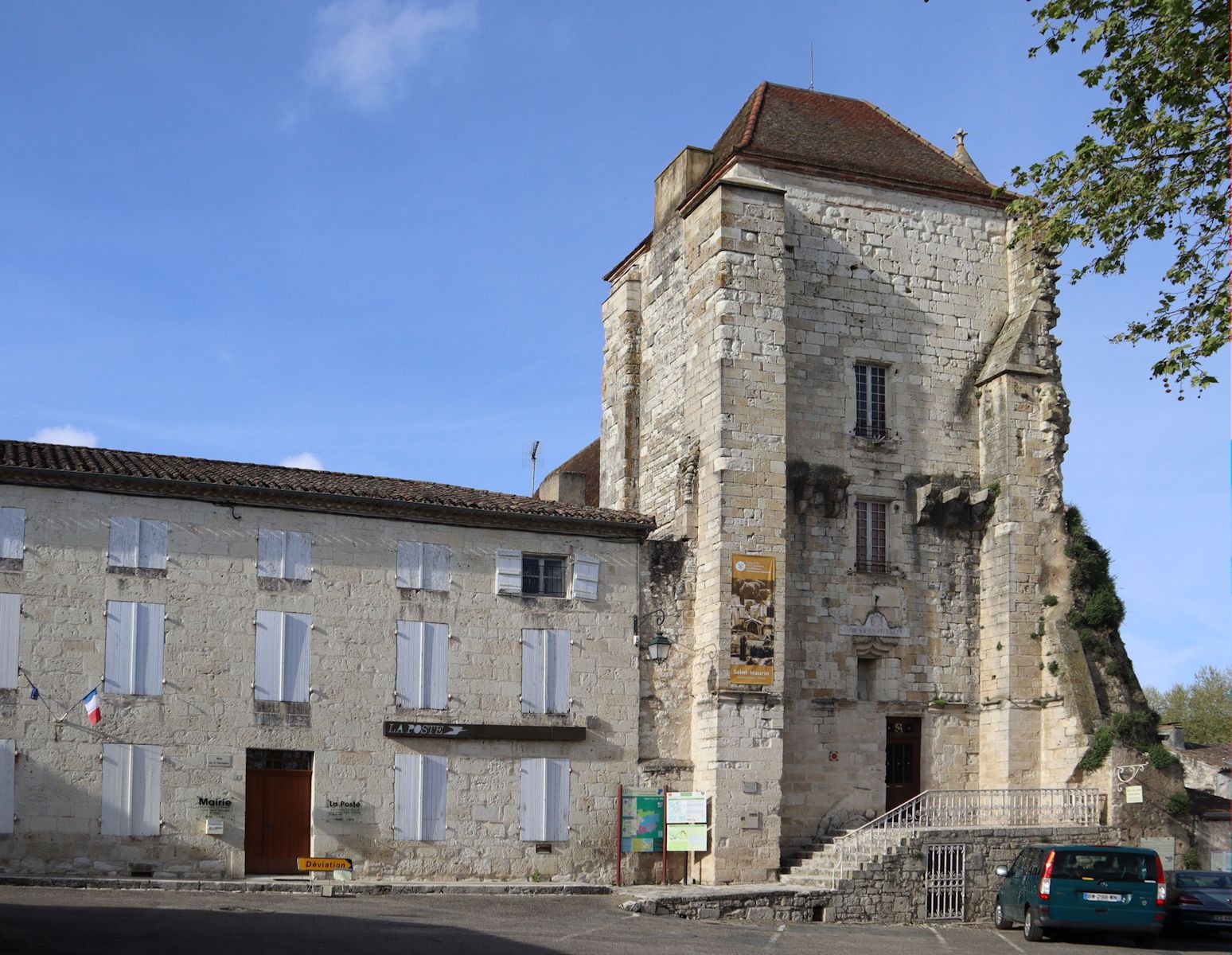 Turm des Schlosses des Abtes im Kloster Saint-Maurin