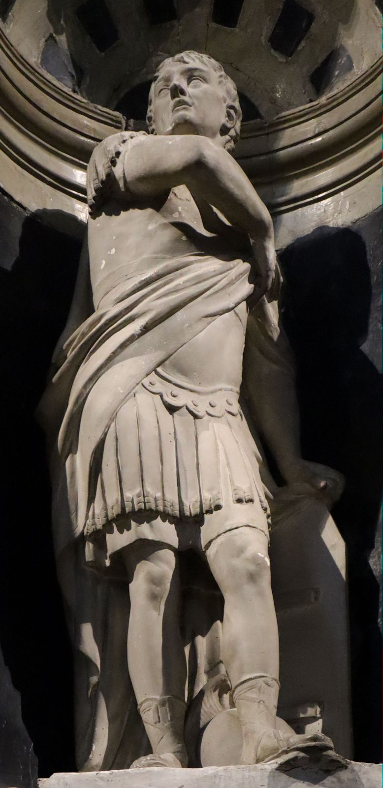 Statue in der Mauritius geweihten Kathedrale in Angers