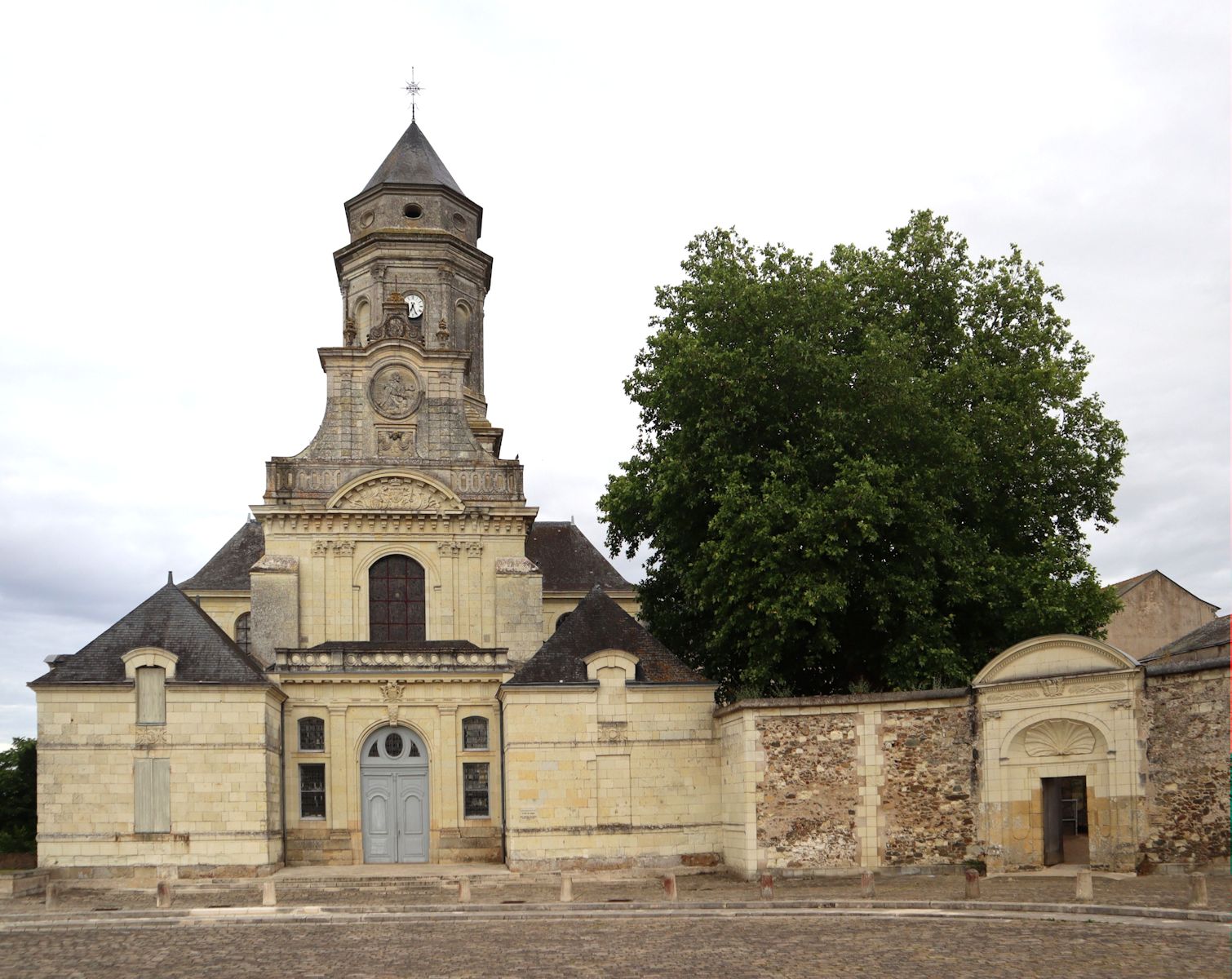 Kirche und Eingang zum ehemaligen Kloster in Saint-Florent-le-Vieil