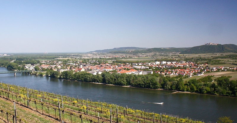 Mautern an der Donau, im Hintergrund auf dem Berg das Stift Göttweig