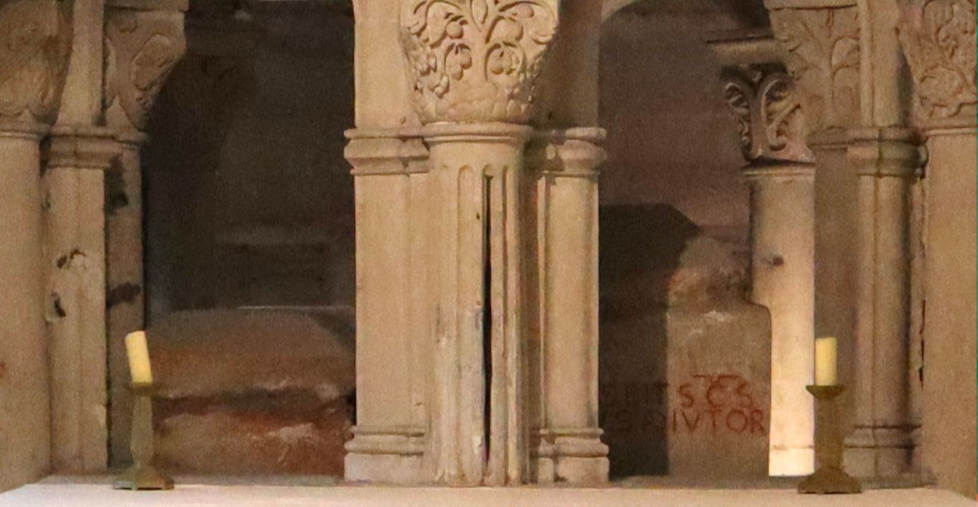 Sarkophage von Leodegar von Autun (links) und Maxentius (rechts), in der Krypta der Kirche des ehemaligen Klosters in Saint-Maixent-l'École