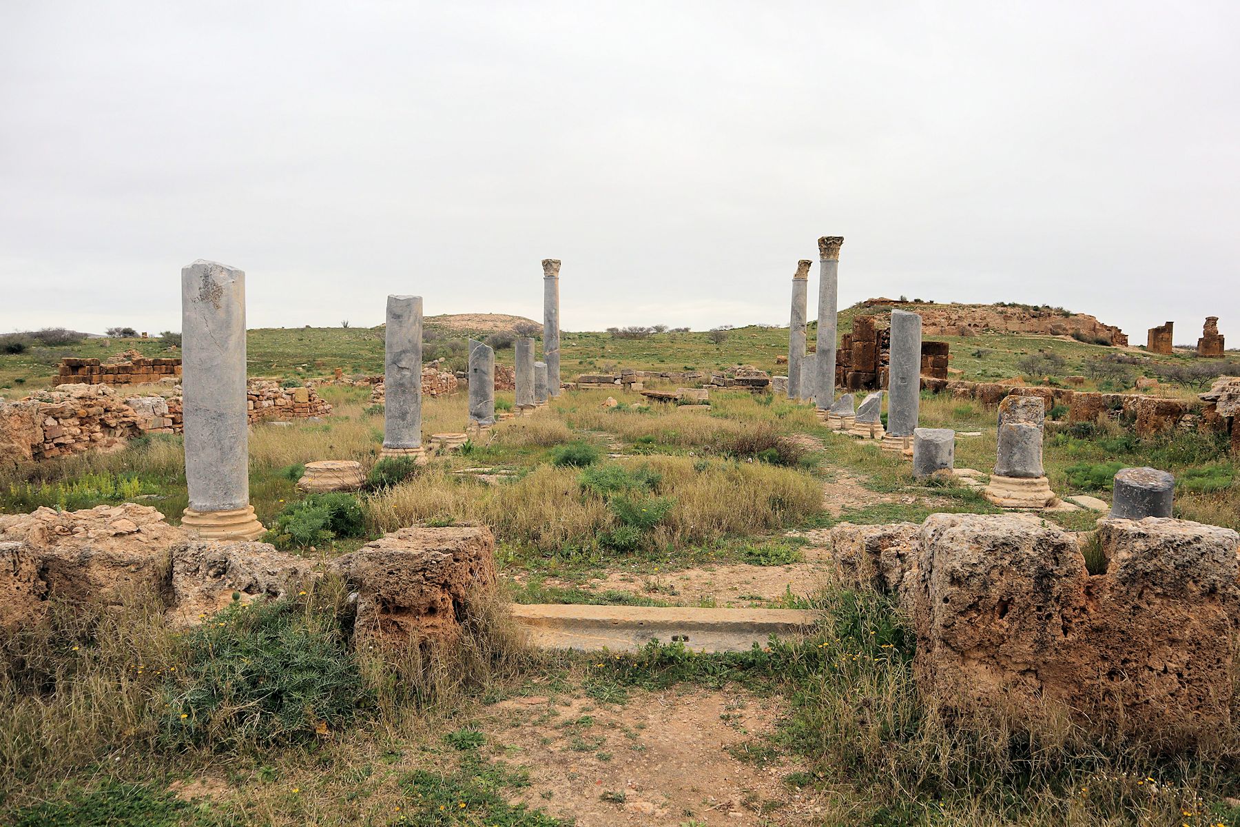 Reste der christlichen Basilika in den Ruinen von Thuburbo Majus