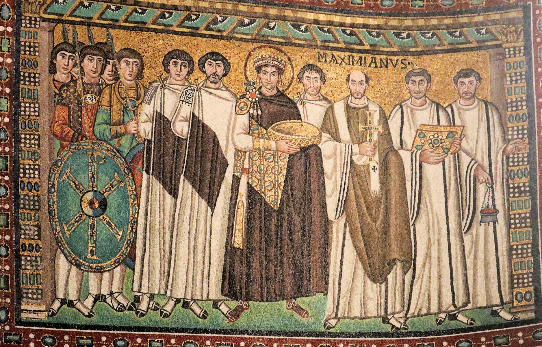 Mosaik: Maximianus (3. von rechts) mit Kaiser Justinian (Mitte), 6. Jahrhundert, in der Kirche San Vitale in Ravenna