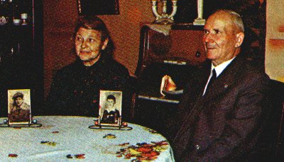 Franz Gajowniczek mit seiner Frau und Fotos der beiden Söhne, die 1944 auch ermordet wurden, im Jahr der Heiligsprechung Kolbes, 1982