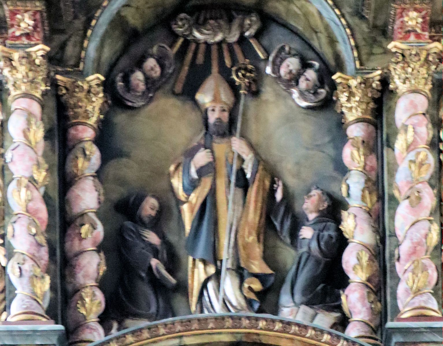 Johann Senoner: Maximilian-Statue am Hochaltar, 1923, in der Pfarrkirche in Bischofshofen