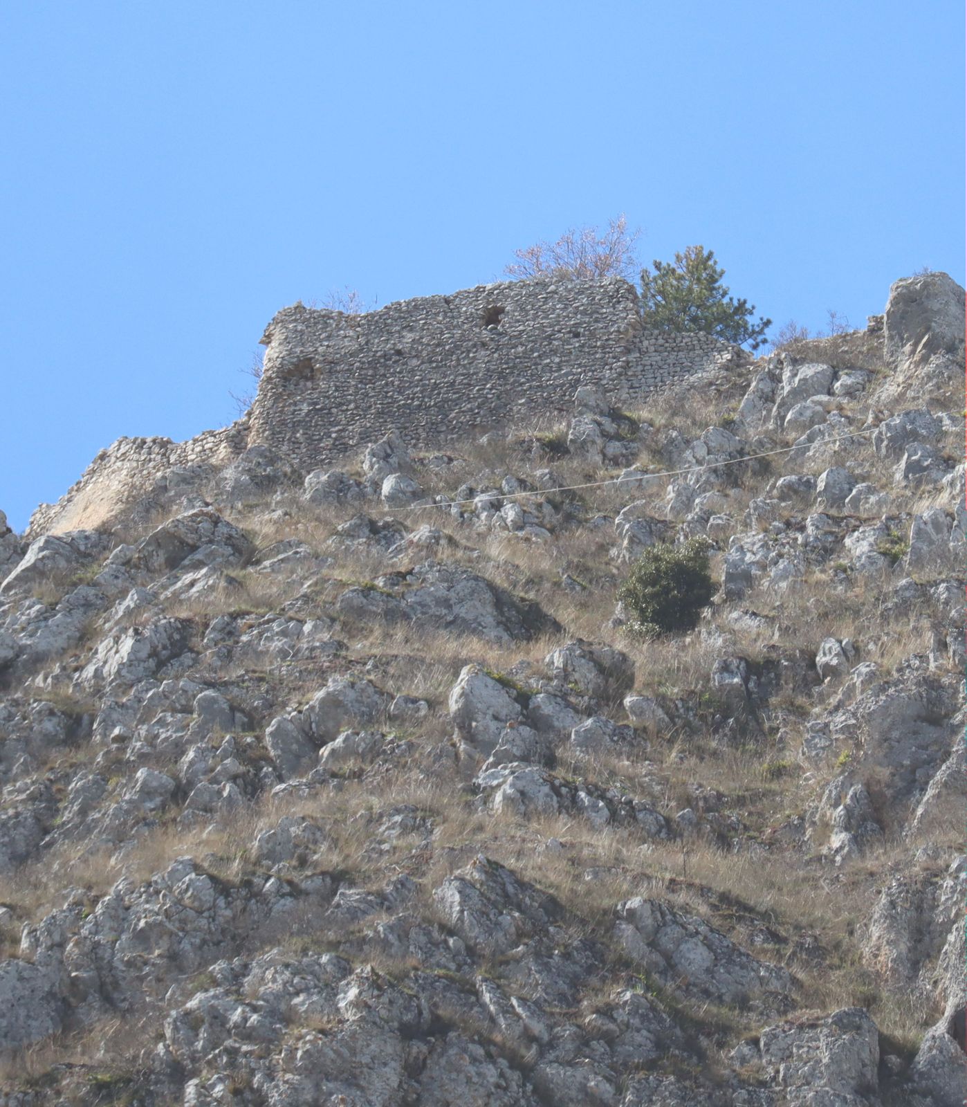 Ruine des Kastells Ocre oberhalb von Fossa