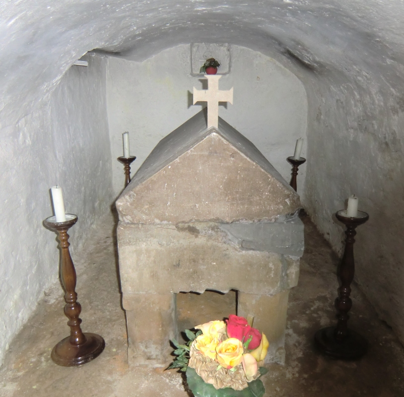 Mechthilds Grab unter dem Altar der Kirche St. Pelagius in Hochsal