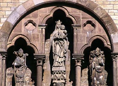 Statuen in den Giebelarkaden des Querhauses des Doms in Paderborn: Meinwerk (links), Maria und Bischof Simon I. zur Lippe, Bischof von Paderborn von 1247 bis 1277