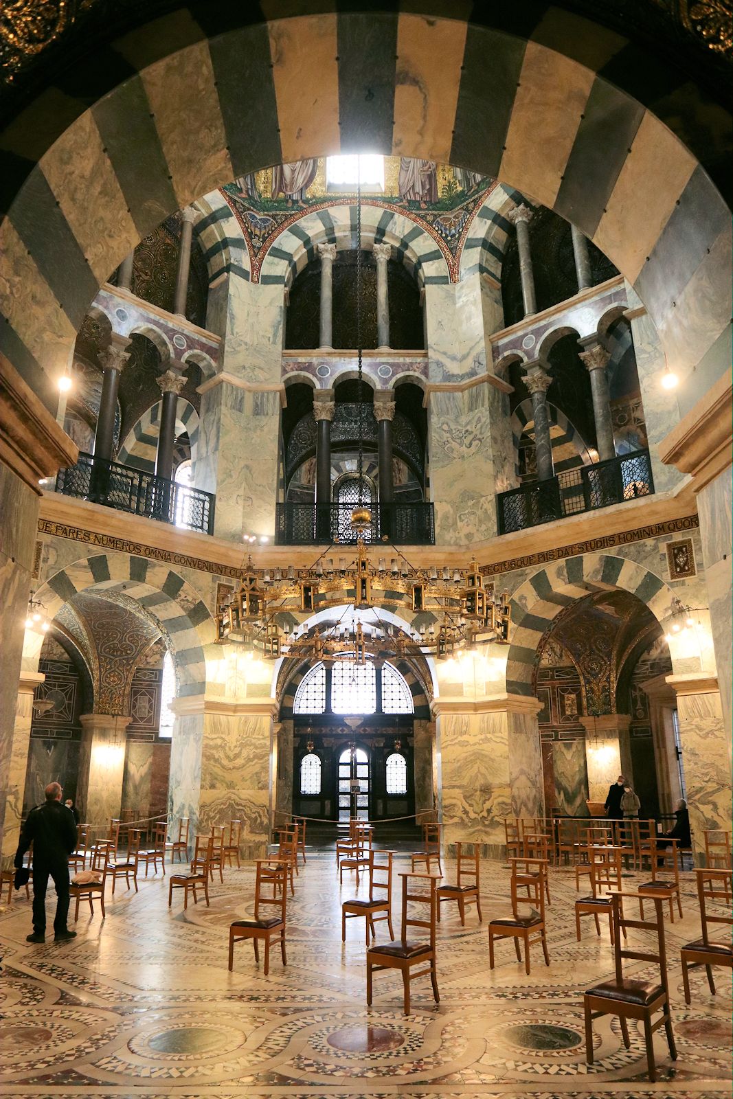 Innenraum des Domes in Aachen