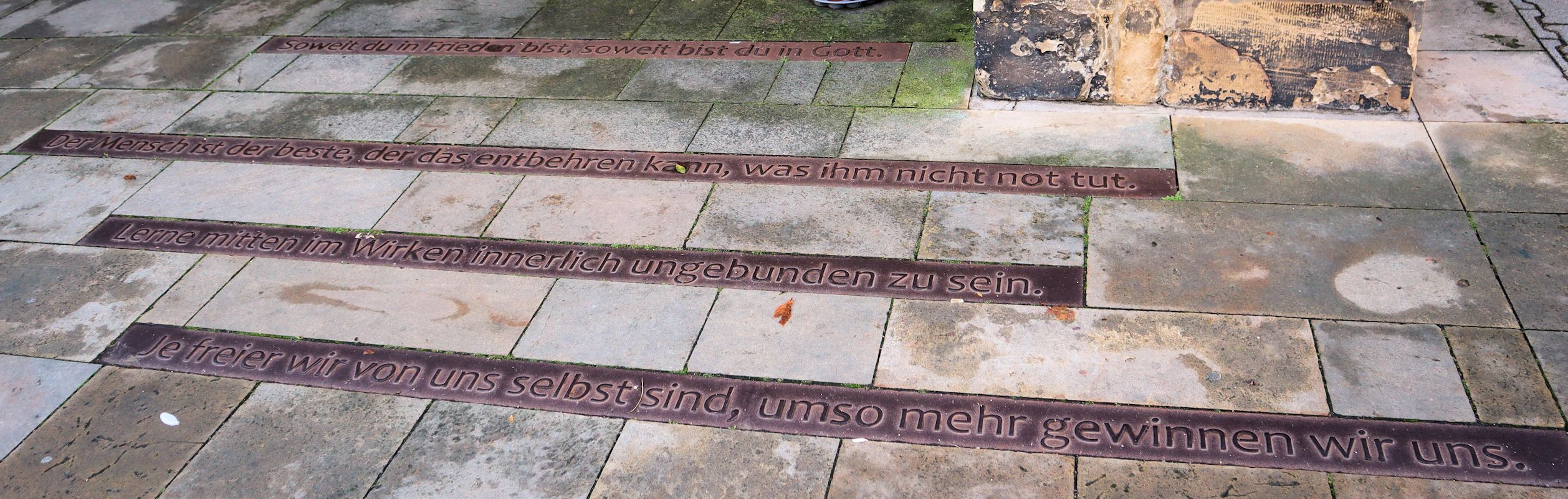 Zitate von Eckart, im Boden eingelassen vor der Predigerkirche in Erfurt