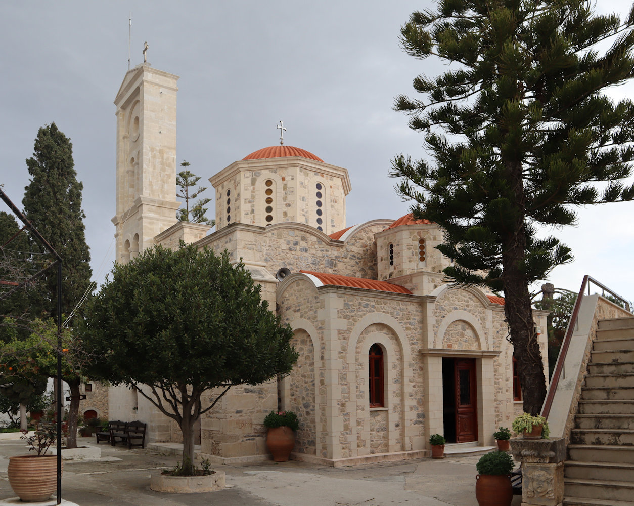Katholikon des Klosters Angarathos. Unter dem Granatapfelbaum links wurde der Überlieferung zufolge im 10. Jahrhundert eine Marienikone gefunden und deshalb das Kloster errichtet.