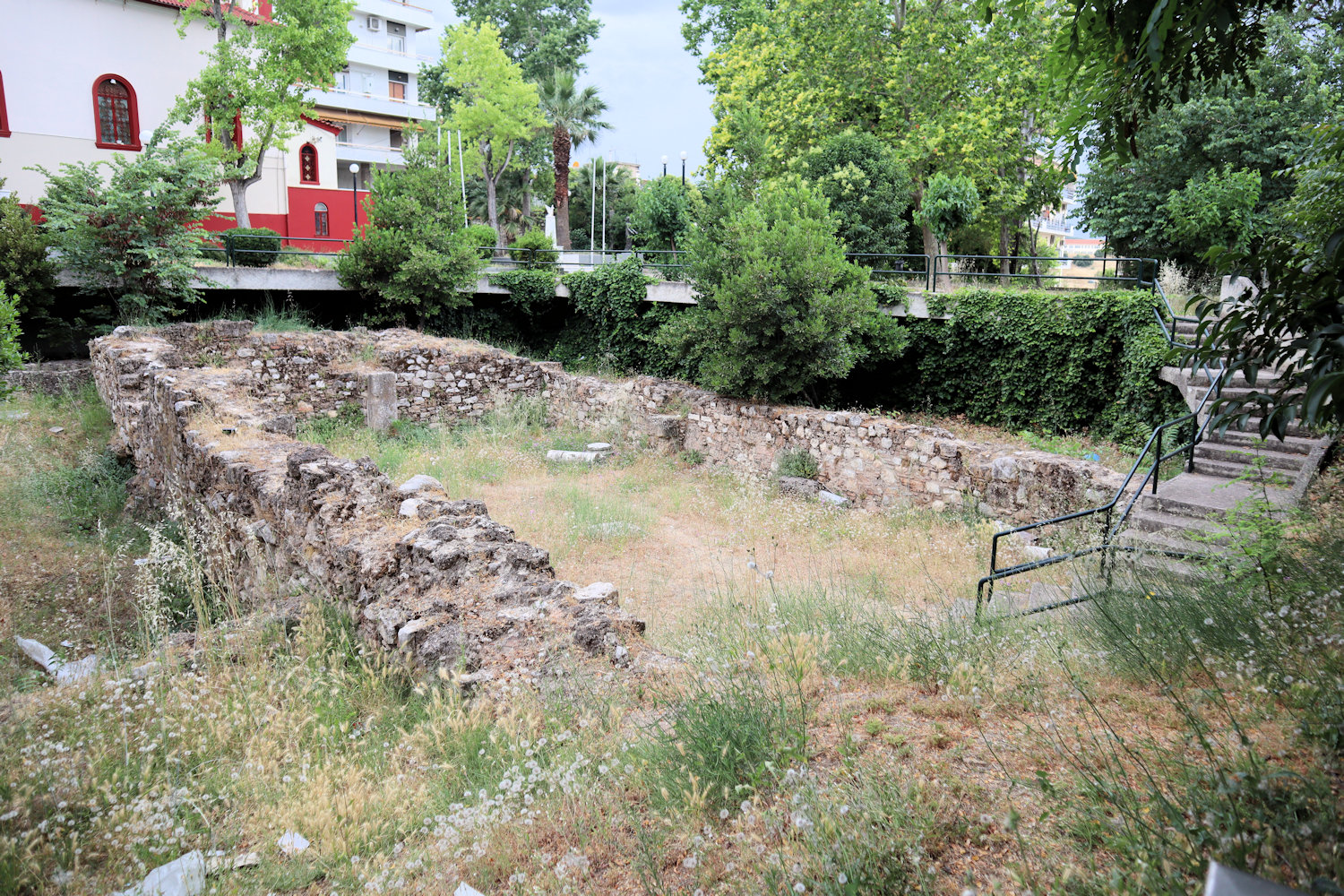 1984 ausgegrabene Mauern eines Gebäudes neben der heutigen Georgskirche in Thiva